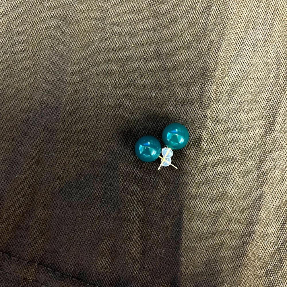Green Agate in 18 K stud in silicon closure